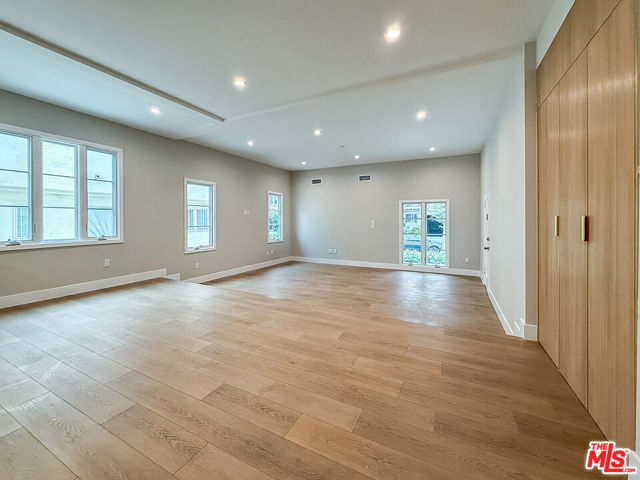 150 N Arnaz Drive, Beverly Hills CA: https://media.crmls.org/mediaz/040ec690-11b1-4680-bb12-cc57c92316a4.jpg