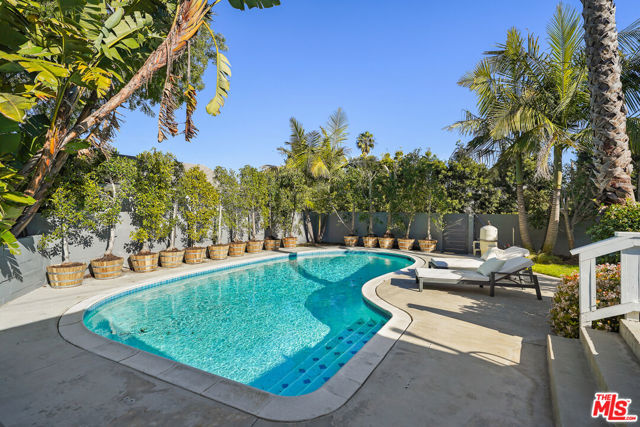 2212 Navy Street, Santa Monica CA: https://media.crmls.org/mediaz/040f7e85-33d9-4a81-aa05-9c25769aba8d.jpg