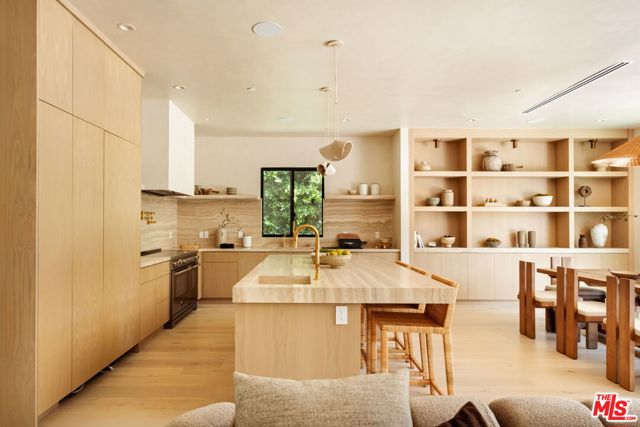 636 N Laurel Avenue, Los Angeles CA: https://media.crmls.org/mediaz/04104b4e-8e54-47d1-a119-010537cf9707.jpg