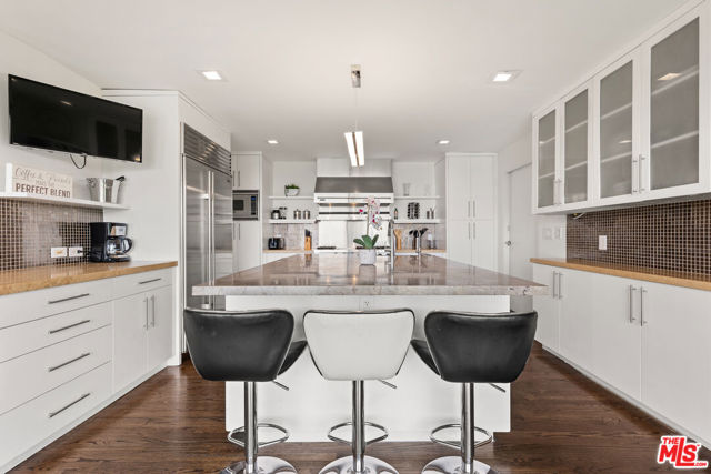 8514 Hillside Avenue, Los Angeles CA: https://media.crmls.org/mediaz/041078d0-c4a4-4967-bdf6-10e0380a9517.jpg