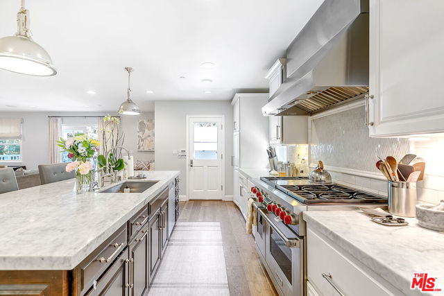 328 El Camino Drive, Beverly Hills CA: https://media.crmls.org/mediaz/0410905b-17ed-4fe3-871b-1f42341e78f7.jpg