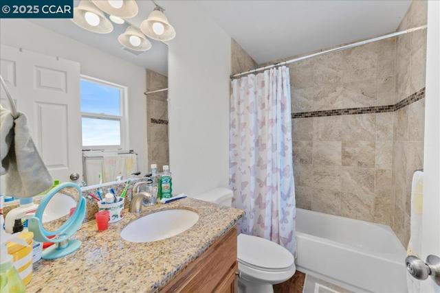 4825 San Pablo Dam Rd, El Sobrante CA: https://media.crmls.org/mediaz/04112364-e56e-4e9d-8e55-fbe994e31797.jpg