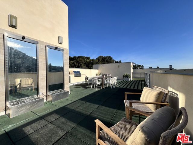 11715 W BELLAGIO Road, Los Angeles CA: https://media.crmls.org/mediaz/04114807-83c0-408d-a74e-1ac7cd3969b0.jpg