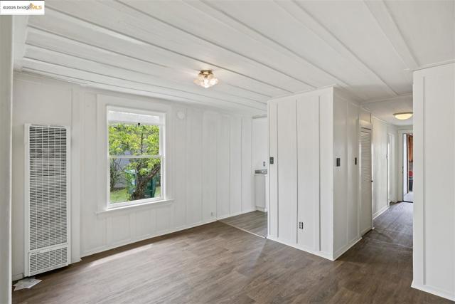 1406 Kains Ave, Berkeley CA: https://media.crmls.org/mediaz/0411ad99-3100-4b57-af92-a7f7ed468b87.jpg