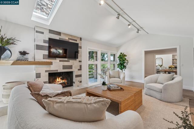 70 Lost Valley Dr, Orinda CA: https://media.crmls.org/mediaz/0411c397-88cd-470a-aacf-8aedd5cca2c0.jpg