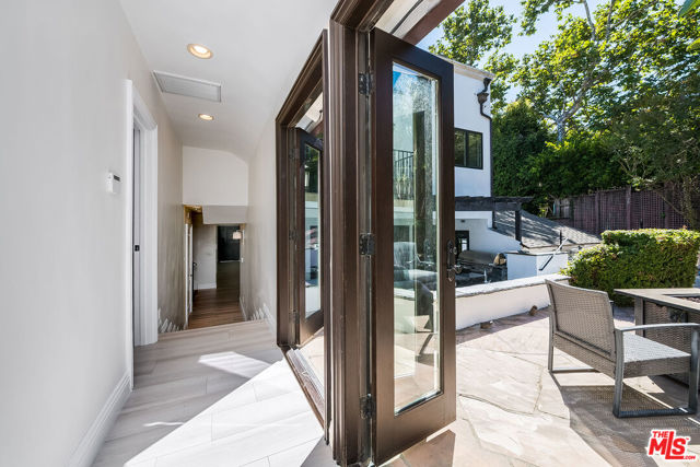 1600 Benedict Canyon Drive, Beverly Hills CA: https://media.crmls.org/mediaz/04121680-adc7-4ec4-80bc-6f2f0aa4d4e3.jpg