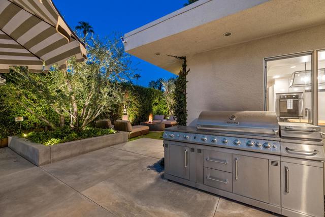 2015 S Toledo Avenue, Palm Springs CA: https://media.crmls.org/mediaz/0412317a-fb07-49b8-b5b4-bb711af646eb.jpg