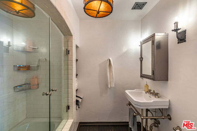 820 N Roxbury Drive, Beverly Hills CA: https://media.crmls.org/mediaz/04123248-4213-445d-9ec8-74c2af06adaa.jpg