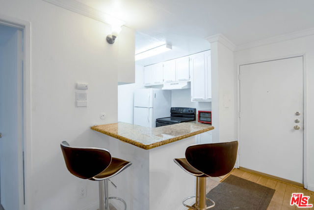 525 S Ardmore Avenue, Los Angeles CA: https://media.crmls.org/mediaz/04124a1b-29a9-44d3-899b-ad4fe4d08b6f.jpg