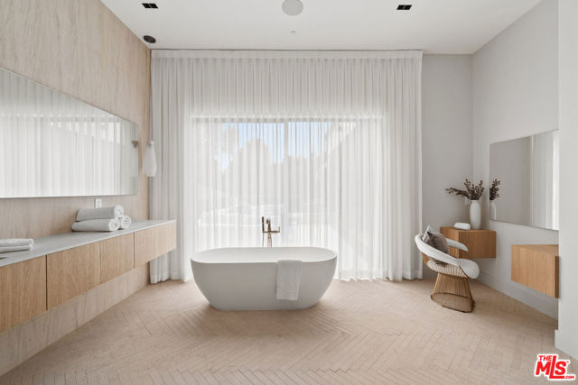 10950 Verano Road, Los Angeles CA: https://media.crmls.org/mediaz/0412e5dc-ce7e-4518-bafd-a076f9b4a33c.jpg