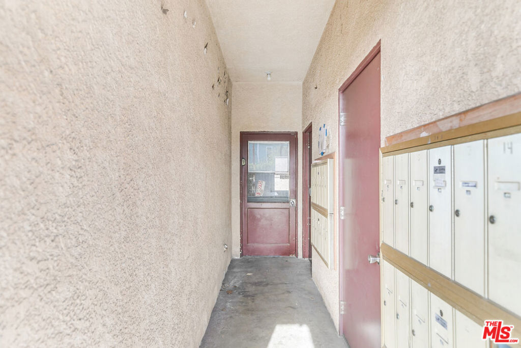 https://media.crmls.org/mediaz/0413780f-71c7-486e-a120-df56017f7c6a.jpg?preset=X-Large