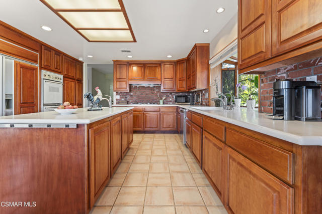 10885 Citrus Drive, Moorpark CA: https://media.crmls.org/mediaz/04142bcb-73b9-45d6-95aa-c3996ca31859.jpg