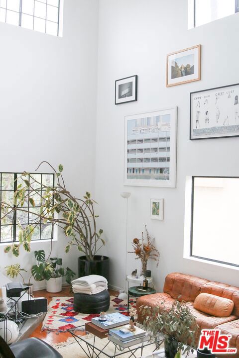 531 Venice Way, Venice CA: https://media.crmls.org/mediaz/0415111c-fcf2-4d26-9c14-a2ff337c14d5.jpg