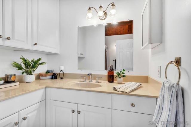 3238 Via Alicante, La Jolla CA: https://media.crmls.org/mediaz/04155424-5e3d-496b-9d17-1aa2ac0a4a18.jpg