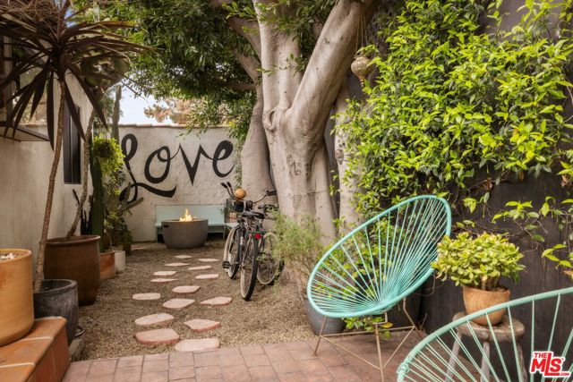 1012 Superba Avenue, Venice CA: https://media.crmls.org/mediaz/04164fed-98fd-48b4-af7d-e45018a45f41.jpg