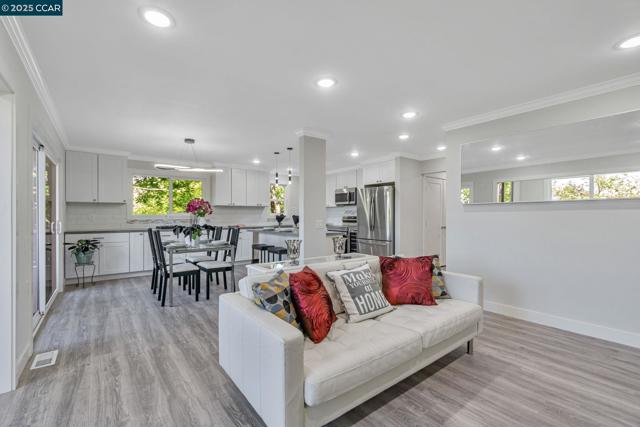 2900 Tice Creek Dr, Walnut Creek CA: https://media.crmls.org/mediaz/041650e9-5317-450b-aab1-699199671bad.jpg