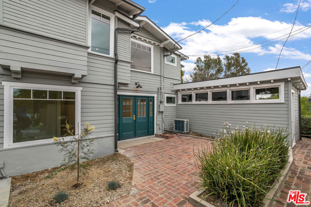 2336 Loma Vista Place, Los Angeles CA: https://media.crmls.org/mediaz/04169846-3512-4017-87cb-7a2456e4548d.jpg