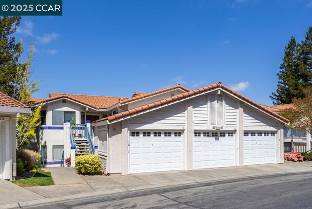 4217 Terra Granada Dr, Walnut Creek CA: https://media.crmls.org/mediaz/0418fd7e-014f-4f26-9d2b-044ea2522e16.jpg