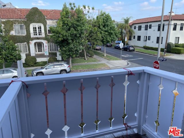 368 N GENESEE Avenue, Los Angeles CA: https://media.crmls.org/mediaz/04190858-51c7-44c5-a44a-9a2038d10b49.jpg