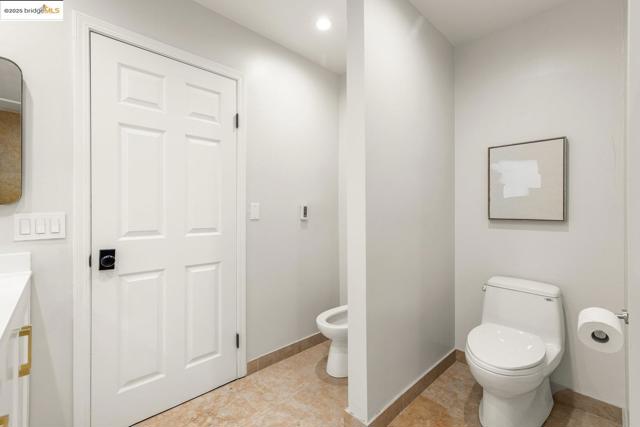 6566 Chelton Dr, Oakland CA: https://media.crmls.org/mediaz/04198e38-acd7-4b99-90f9-1ff7205dc0aa.jpg