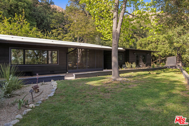 2235 Villa Heights Road, Pasadena CA: https://media.crmls.org/mediaz/041a5e0a-4ad3-4a42-82ca-f39974b4c9b6.jpg