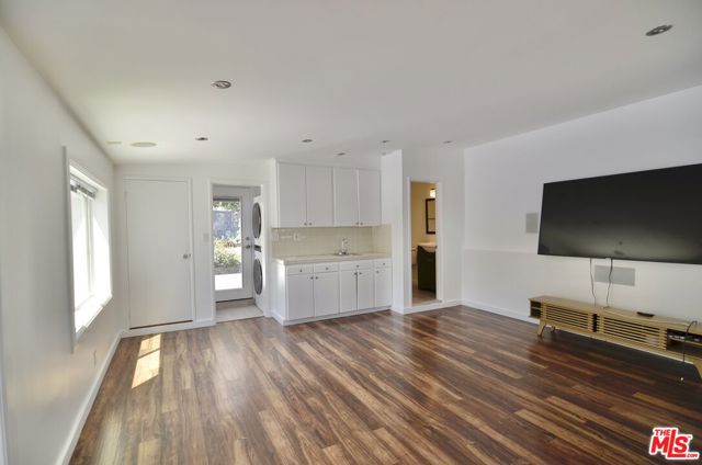 9342 Debra Avenue, North Hills CA: https://media.crmls.org/mediaz/041ae01e-439c-49f7-86e0-af62dad24949.jpg