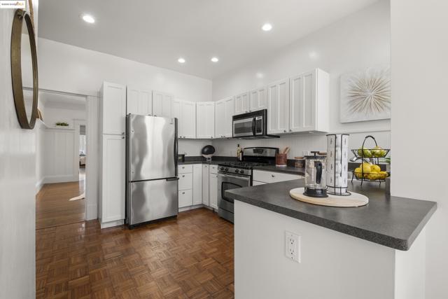 3555 17th St., San Francisco CA: https://media.crmls.org/mediaz/041af43d-9fd1-4a03-81ec-e3cd25feddd0.jpg