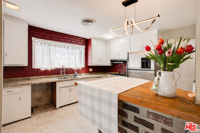 8300 Zelzah Avenue, Northridge CA: https://media.crmls.org/mediaz/041b040c-5b46-43c3-b306-1fda28741d3c.jpg