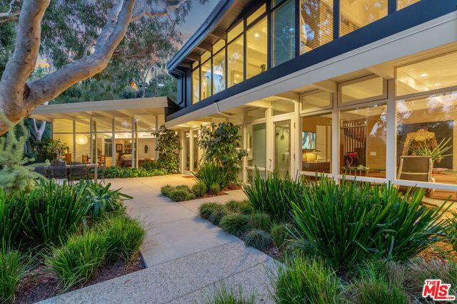 2179 Mandeville Canyon Road, Los Angeles CA: https://media.crmls.org/mediaz/041b30c0-07f9-4127-a968-bcaf3f8ee034.jpg