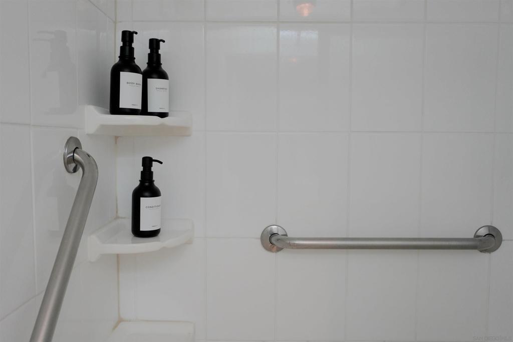 https://media.crmls.org/mediaz/041bced2-1d49-4394-a2a3-b0d3573ea3cf.jpg?preset=X-Large