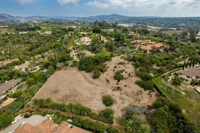 18174 Via Ascenso, Rancho Santa Fe CA: https://media.crmls.org/mediaz/041bfad6-a405-431d-8d77-dafb9bc4a3d9.jpg
