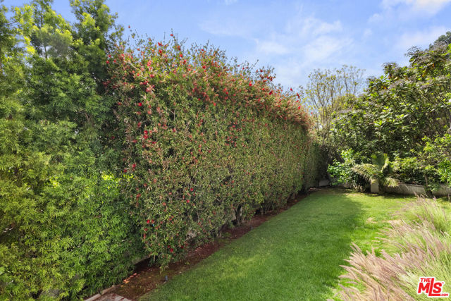 1739 San Ysidro Drive, Beverly Hills CA: https://media.crmls.org/mediaz/041c6275-142f-4e09-b1e8-99a68f088bea.jpg