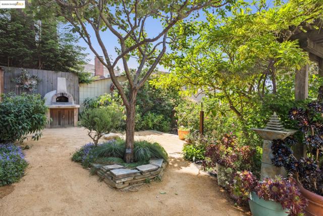 1015 Warfield Ave, Oakland CA: https://media.crmls.org/mediaz/041cf112-905a-422a-ab73-b08f7ef1ffdc.jpg