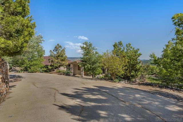 35750 Mountain Circle Drive, Julian CA: https://media.crmls.org/mediaz/041d3aab-baa9-485a-8e2e-314fe6a59a5d.jpg