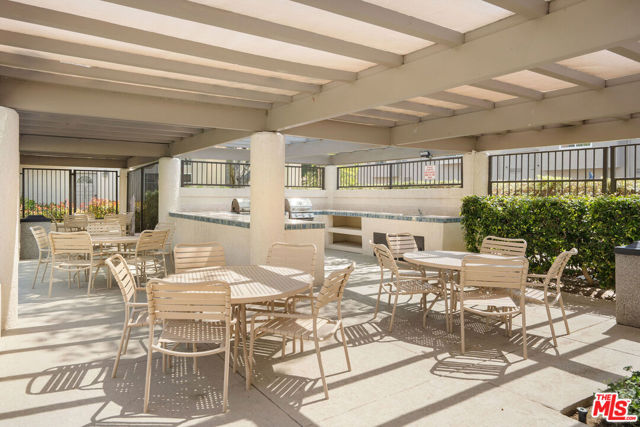 22211 Frontier Place, Chatsworth CA: https://media.crmls.org/mediaz/041d7ef0-b4cf-4944-9d76-ffb3acadcbc0.jpg