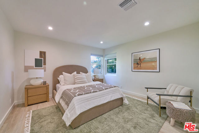 4211 W Woodland Avenue, Burbank CA: https://media.crmls.org/mediaz/041e5da2-0119-40e3-8050-6bd84f397a46.jpg