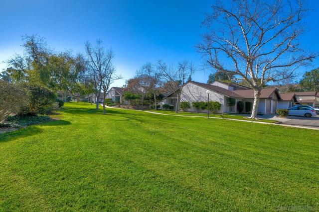 242 Eveningside Gln, Escondido CA: https://media.crmls.org/mediaz/041eb99b-3da5-42e4-9be4-bfab50a2de3a.jpg