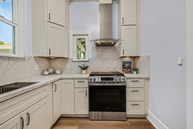 624 N 17Th St, San Jose CA: https://media.crmls.org/mediaz/041efbcf-6603-493f-87c4-b837650b766e.jpg