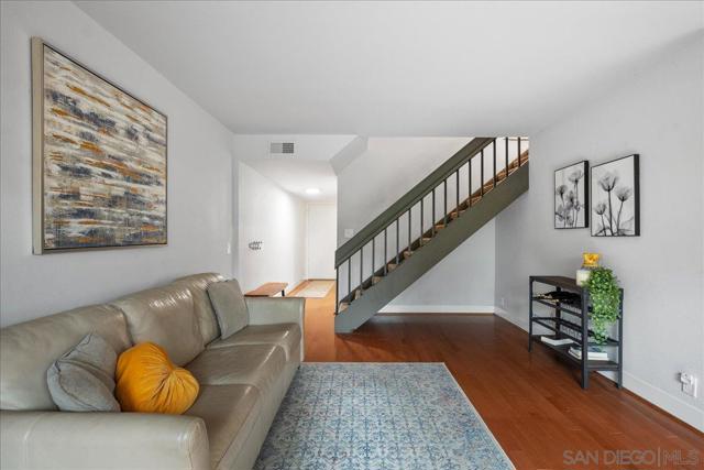 10212 Caminito Pitaya, San Diego CA: https://media.crmls.org/mediaz/041f1b9c-f48f-478a-96c5-edba6208d99f.jpg
