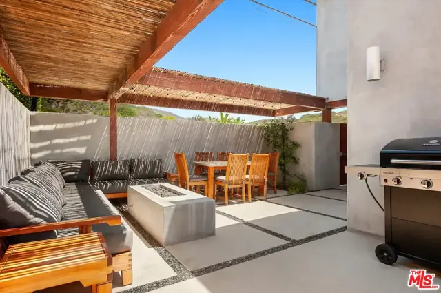 24608 Malibu Road, Malibu CA: https://media.crmls.org/mediaz/041f3a1b-7476-4d0f-b826-3e9c9bd331e5.jpg
