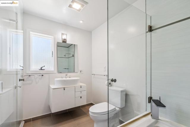2912 Hillside DR, Burlingame CA: https://media.crmls.org/mediaz/04212aea-29ce-430f-9c0f-9a6d16966b37.jpg