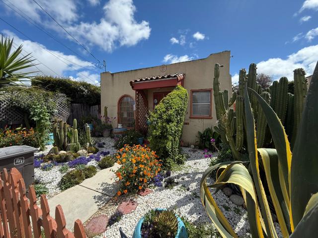 65 Buena Vista Street, Salinas CA: https://media.crmls.org/mediaz/04214d46-bb2f-4aed-966b-75f4d94d4f9f.jpg