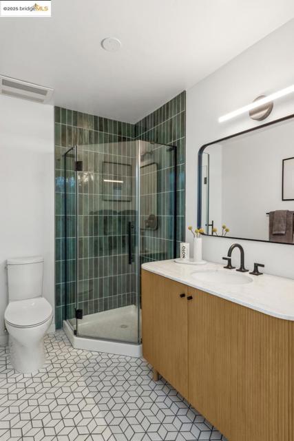 424 Staten Ave, Oakland CA: https://media.crmls.org/mediaz/04220316-fb2b-4ad6-a482-b996ded8af2f.jpg