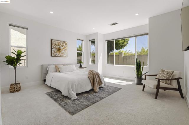 1040 Bismarck Terr, Brentwood CA: https://media.crmls.org/mediaz/04220823-5bbc-4788-9d6c-b4d097c9c3fd.jpg