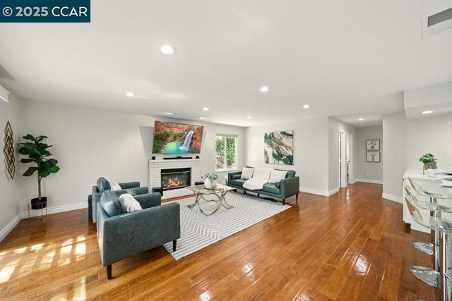 29 Blue Haven Ct, Danville CA: https://media.crmls.org/mediaz/0422166a-5b59-4ed3-a920-d57a1651fddf.jpg