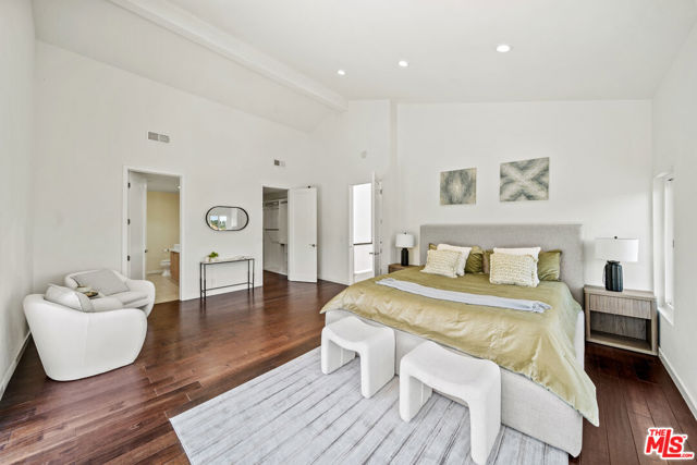 16755 Encino Hills Drive, Encino CA: https://media.crmls.org/mediaz/04221725-ee17-4e64-9045-08c997dc5f79.jpg