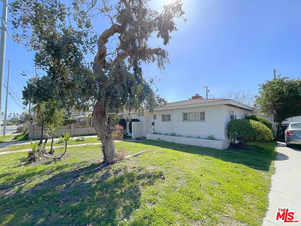 11238 Oxnard Street