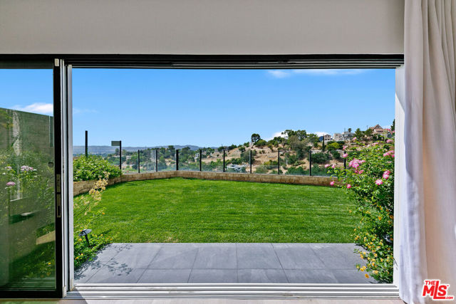 21316 Poema Place, Chatsworth CA: https://media.crmls.org/mediaz/042271f4-e4d7-4a3c-8839-92f864ac24a9.jpg