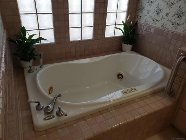 4010 Paducah Dr, San Diego CA: https://media.crmls.org/mediaz/0422b1a1-d5f1-45e0-84f5-44fc2b82f314.jpg