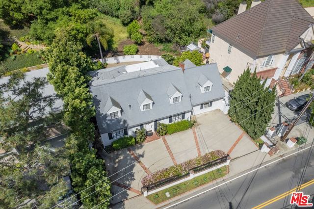 2427 Benedict Canyon Drive, Beverly Hills CA: https://media.crmls.org/mediaz/0422d59c-eaf9-4ee8-943a-c2c7e825423a.jpg